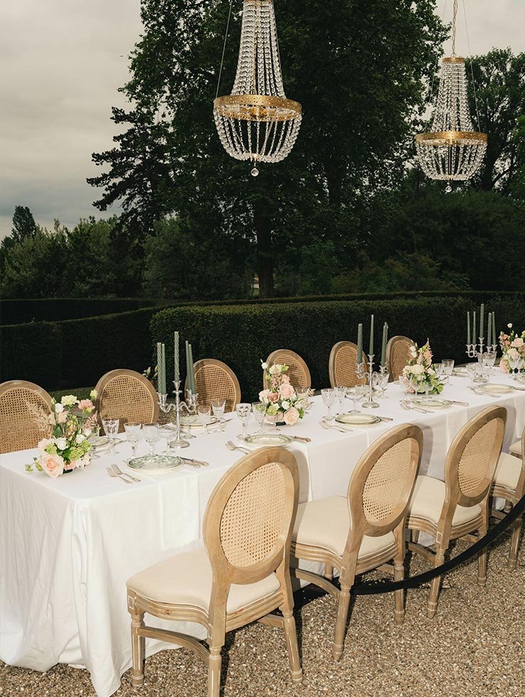 chateau chandelier table editorial wedding mariage